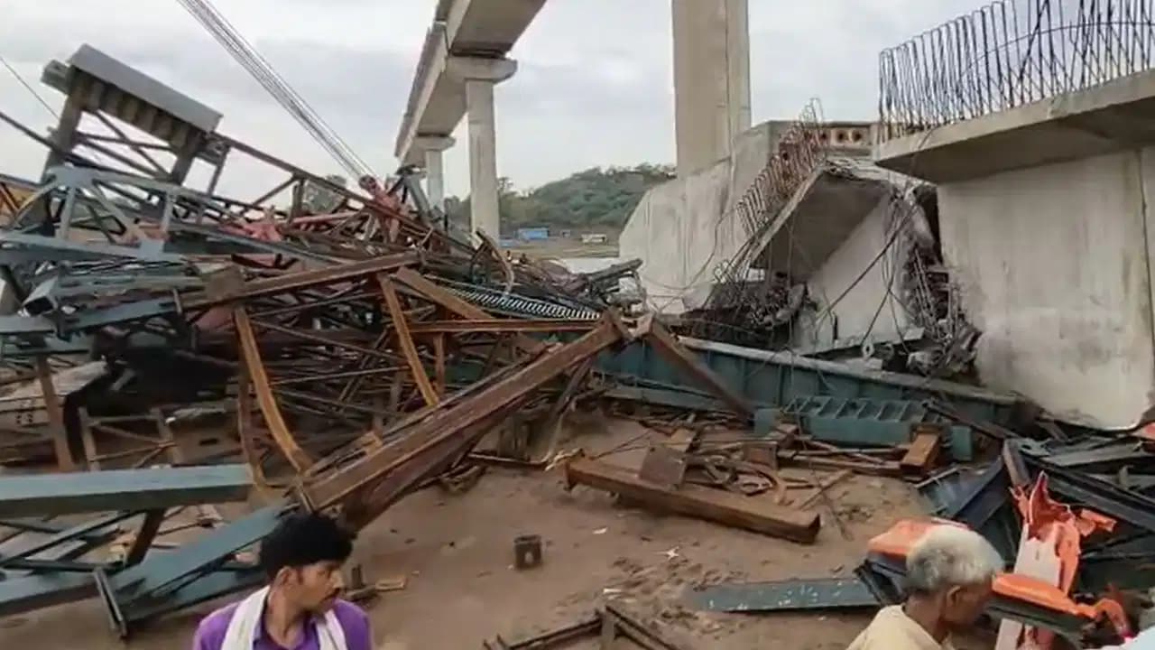 UP के हमीरपुर में बड़ा हादसा, निर्माणाधीन पुल का एक हिस्सा ढहा, 6 मजदूरों की मलबे में दबकर मौत