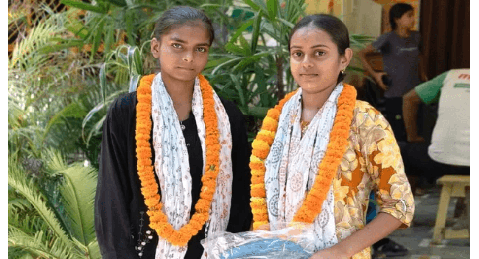 वाराणसी में आशा पुस्तकालय नागेपुर की दो मेधावी बेटियों को मिला 42 लाख का स्कॉलरशिप