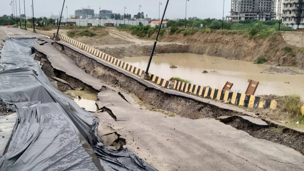 बारिश में धंसी इकाना स्टेडियम के पास की सड़क, गड्ढों को पॉलिथीन से ढ़कने में जुटा LDA; वीडियो वायरल