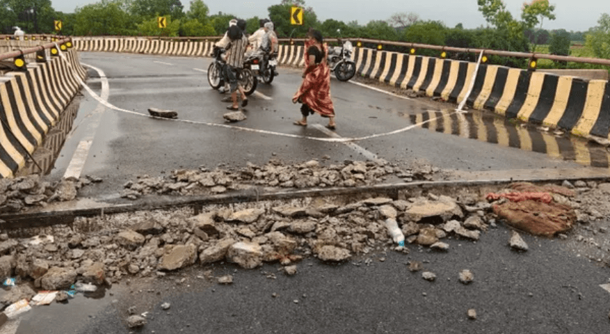 पहली बारिश भी नहीं झेल पाया फर्रुखाबाद में बना 27 करोड़ का ROB, आवागमन हुआ बंद