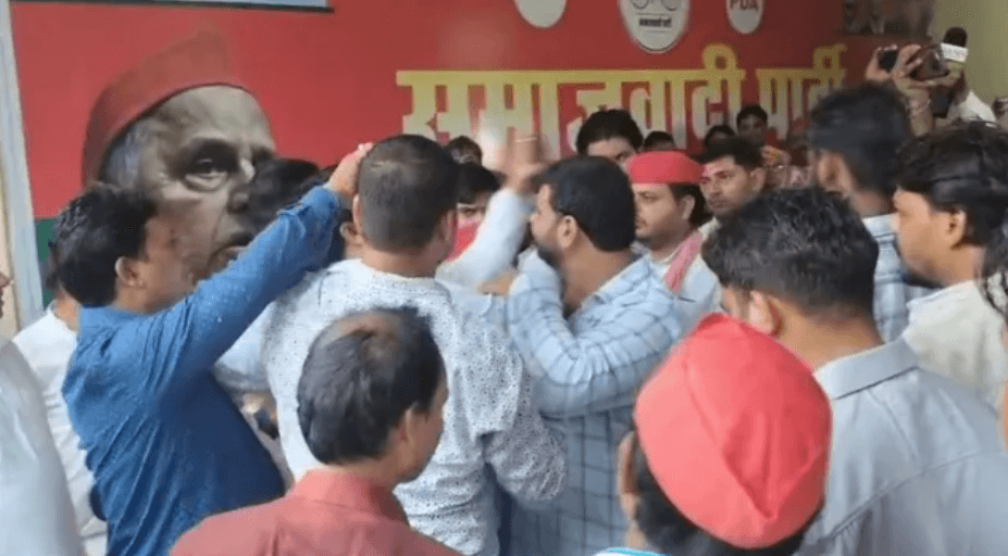 आगरा में सांसद के सामने ही आपस में भिड़े सपा नेता, जमकर चले लात-घूंसे