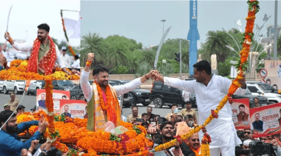 लखनऊ में रोहित मिश्रा के काफिले ने लगाया जाम, तलवार लहराते दिखे युवा मोर्चा अध्यक्ष