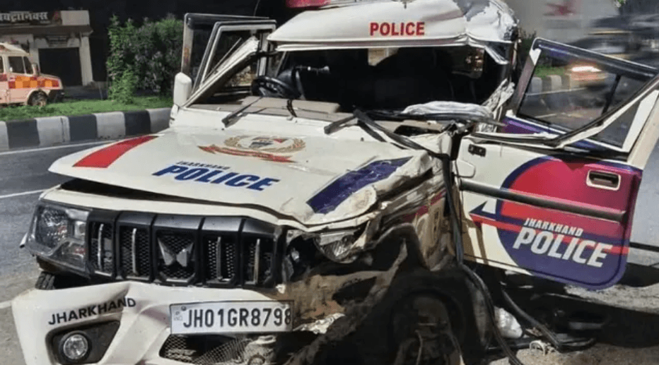 धनबाद से छापामारी कर लौट रही हजारीबाग पुलिस की गाड़ी खड़े ट्रेलर से टकराई, एक सिपाही की मौत; 4 की हालत गंभीर