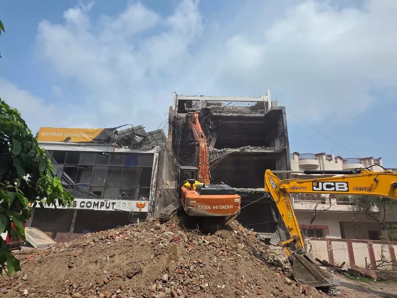 लखनऊ अग्निकांड: 15 मौतों की गुनहगार 4 मंजिला अवैध इमारत पर चला LDA का बुलडोजर, 700 मीटर इलाका सील