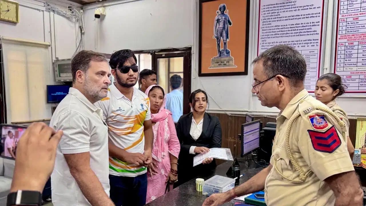 दिल्लीः DCP दफ्तर के सामने धरने पर राहुल-प्रियंका गांधी, पेलेट गन मामले में FIR की मांग, मां के साथ पीड़ित भी मौजूद