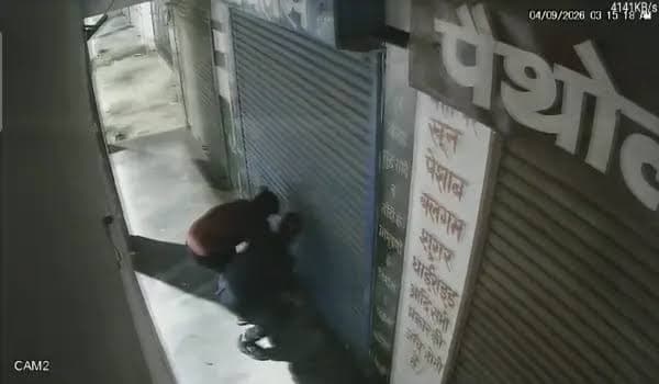 लखनऊ में चोरों ने 6 मिनट में खंगाल डाली पूरी ज्वेलरी शॉप, गहनों से भरा झोला लेकर हुए चंपत, CCTV वीडियो आया सामने