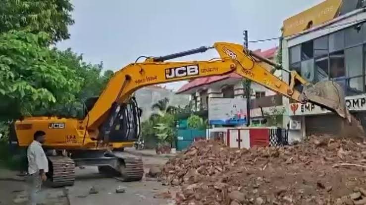 लखनऊ में गरजा बुलडोजर, LDA ने अलीगंज, इंदिरा नगर, चिनहट और बीबीडी में की कार्रवाई
