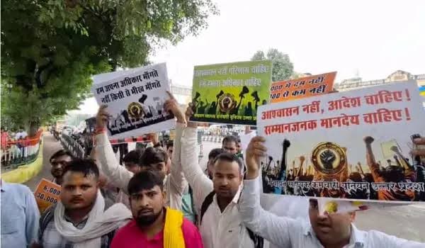 ‘हमें हमारा अधिकार चाहिए’, लखनऊ में पंचायत सहायकों का प्रदर्शन; 6 हजार से 30 हजार मानदेय की मांग