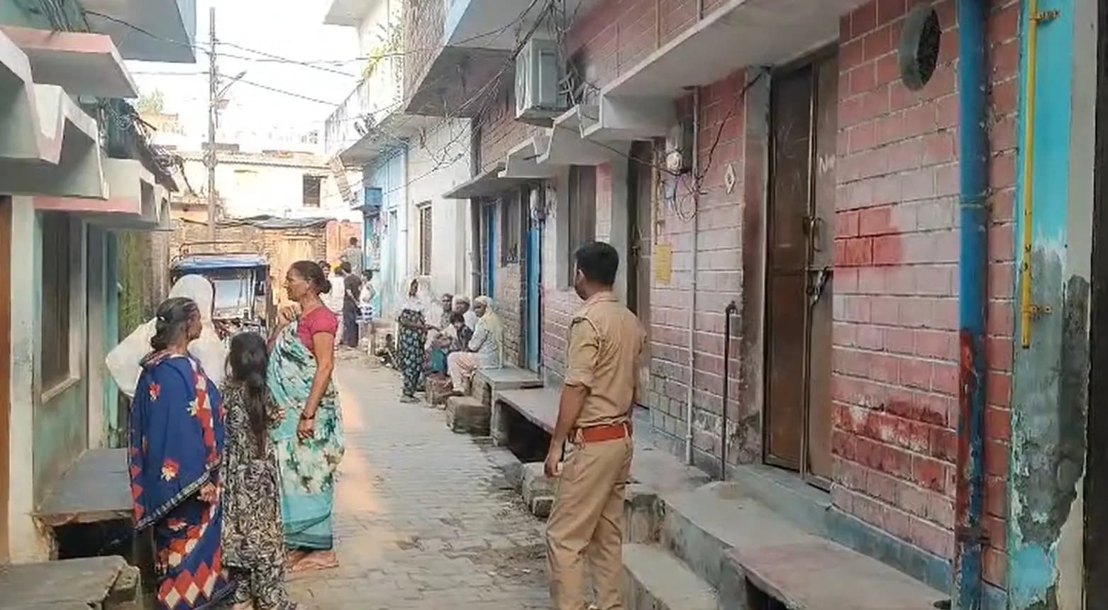 हरदोई में सो रही पत्नी की धारदार हथियार से हत्या, फिर खुद थाने पहुंचा पति; अवैध शक में ले ली जान!