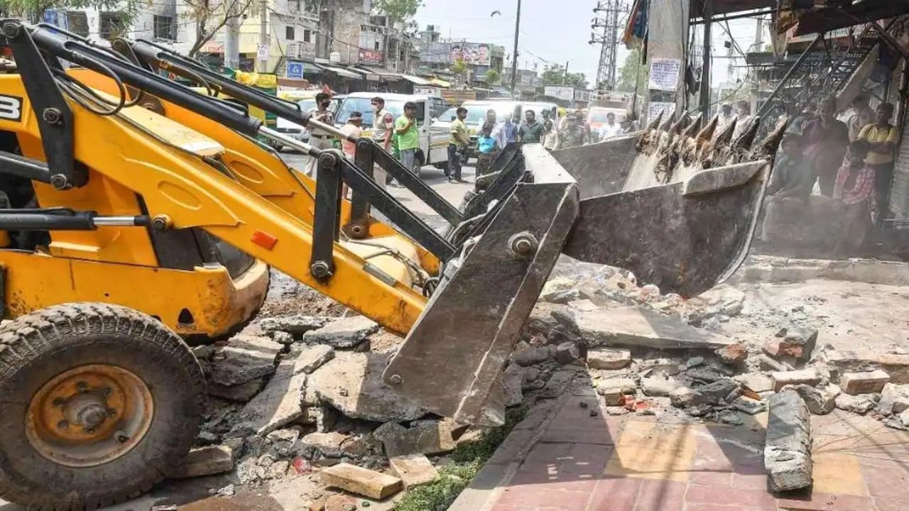 अयोध्या: 14 कोसी परिक्रमा से पहले एक्शन में प्रशासन, मकानों पर चलाया बुलडोजर