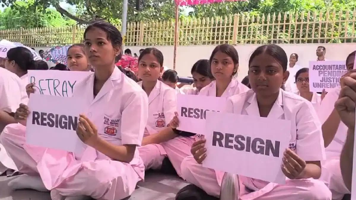 KGMU में नर्सिंग स्टूडेंट्स का फिर धरना… प्रिंसिपल-डीन के इस्तीफे की मांग