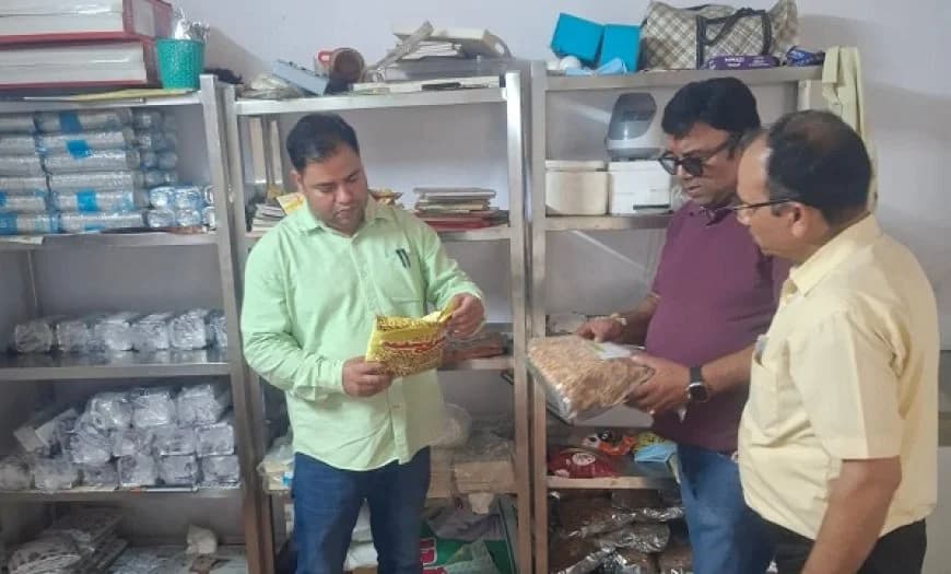 लखनऊ की अमीनाबाद दवा मंडी पर FSDA का बड़ा एक्शन, 14 फर्मों के लाइसेंस रद्द; 29 सस्पेंड